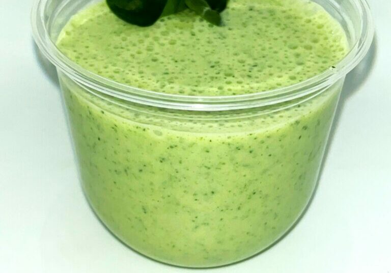 Breakfast Smoothie with pear, spinach and banana.